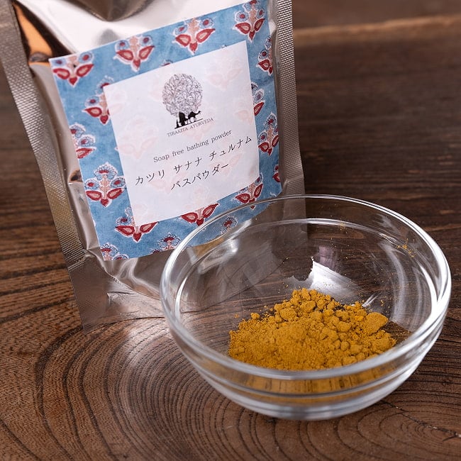 ティラキタ　カツリ サナナ チュルナム　バスパウダー - Kasthuri Snana Choornam 35g 2 - 中のパウダーを出してみました