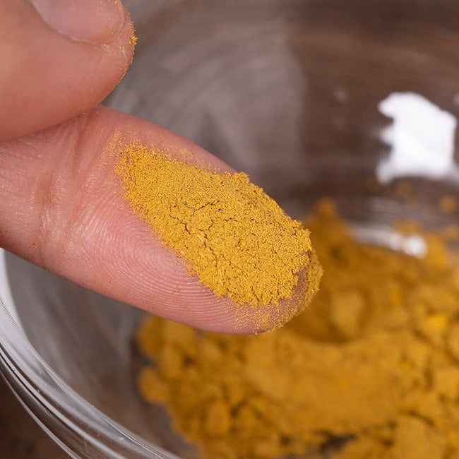 ティラキタ　カツリ サナナ チュルナム　バスパウダー - Kasthuri Snana Choornam 35g 4 - 指に取ってみました