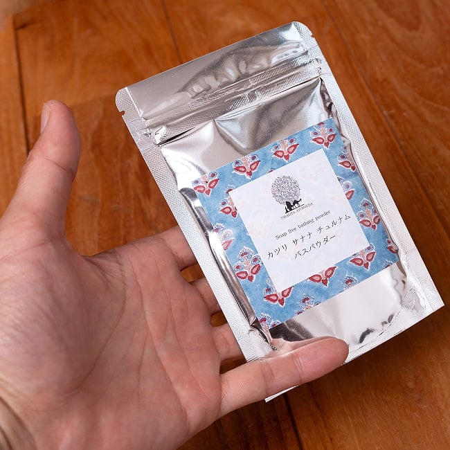 ティラキタ　カツリ サナナ チュルナム　バスパウダー - Kasthuri Snana Choornam 35g 7 - サイズ比較のために手に持ってみました