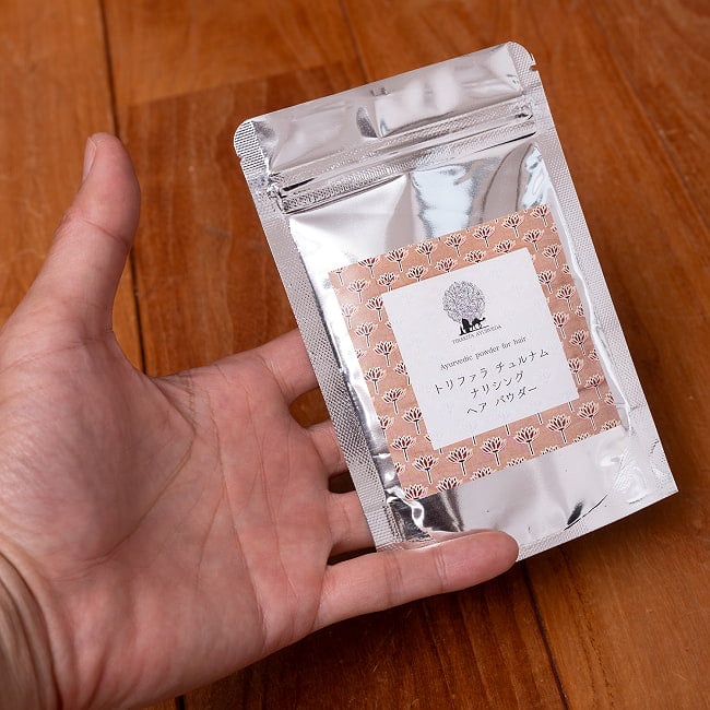 ティラキタ ナリシング ヘア パウダ - Thriphala Choornam 35g 7 - サイズ比較のために手に持ってみました