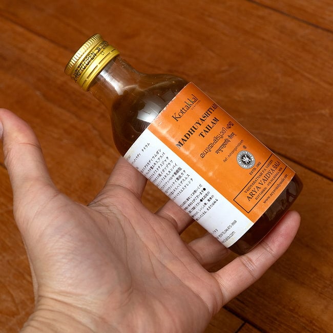 ＫＯＴＴＡＫＫＡＬ　マドゥヤシュティヤディ　タイラム[Madhuyashtyadi Tailam 200ML] 4 - サイズ比較のために手に持ってみました