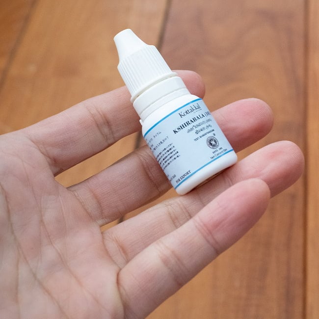 ＫＯＴＴＡＫＫＡＬ　クシーラバラ　タイラム　101[Ksheerabala (101) 10ML] 4 - サイズ比較のために手に持ってみました