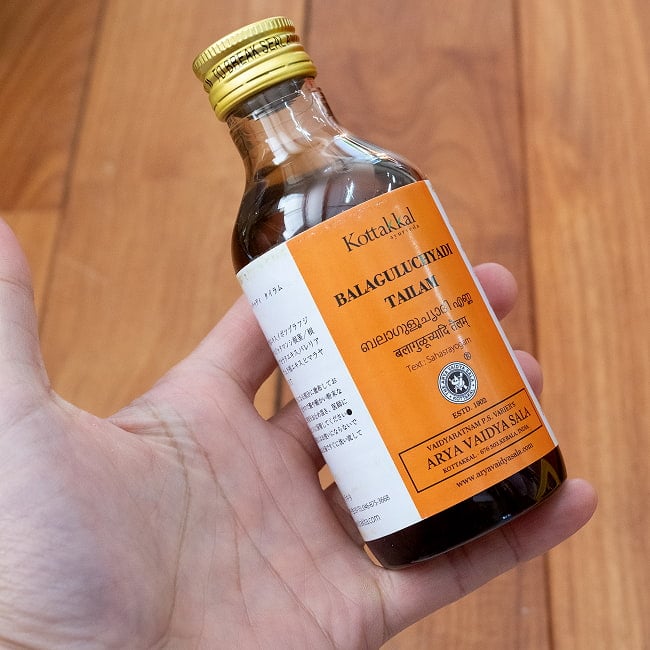 ＫＯＴＴＡＫＫＡＬ　バラグルチャディ　タイラム[Balaguluchyadi Tailam 200ML] 6 - サイズ比較のために手に持ってみました
