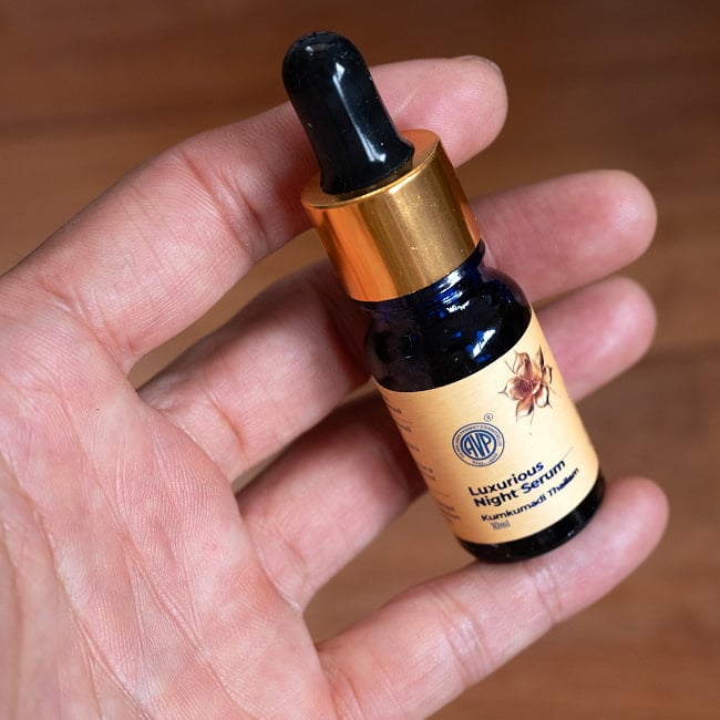 ＡＶＰ　クンクマディ　タイラム - フェイシャルオイル[Kumkumadi Thailam 10ml] 3 - サイズ比較のために手に持ってみました。10mlのミニサイズオイルです