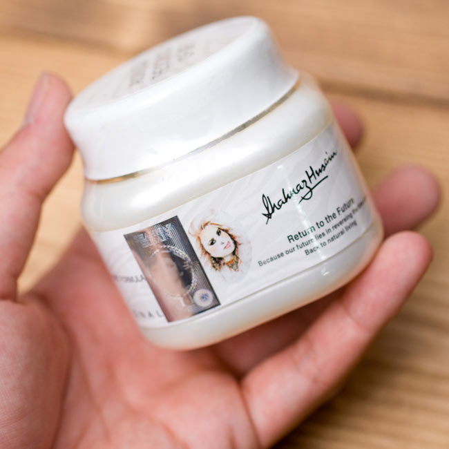 シャーリスマ SHALISMA - シャナーズ アーユルヴェーダ(Shahnaz Ayurveda) 4 - サイズを感じていただく為、手に持ってみたところです。