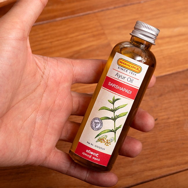 シダレッパ サルサパディ オイル - Sarshapadi Oil 100ml 4 - サイズ比較のために手に持ってました