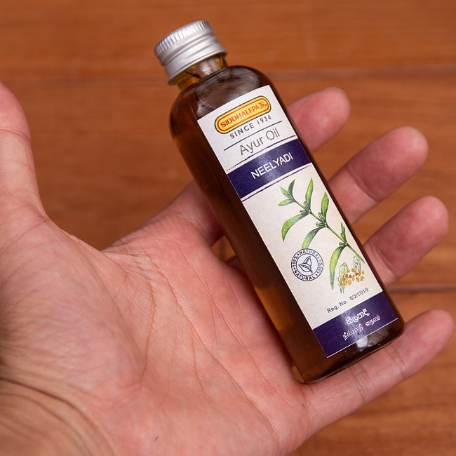 シダレッパ ニールヤーディ オイル - Neelyadi Oil 100ml 4 - サイズ比較のために手に持ってみました