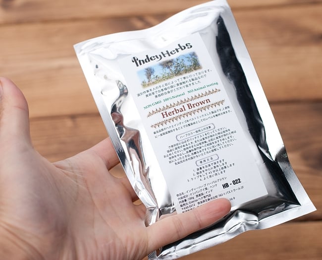 【3個セット】Indy Herbs Mix ヘナパウダー - Herbal Brown 3 - サイズ比較のために手に持ってみました