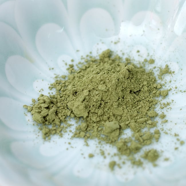 【3個セット】Indy Herbs Mix ヘナパウダー - Herbal Brown 7 - 中のパウダーです。非常にキメが細かく、サラサラとしています。パッケージを開けるとふんわりと草のいい香りがしてきます