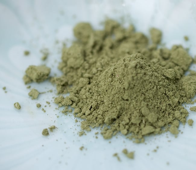 【送料無料・3個セット】インド藍のパウダー - Indigo 7 - 中のパウダーです。非常にキメが細かく、サラサラとしています。パッケージを開けるとふんわりと草のいい香りがしてきます