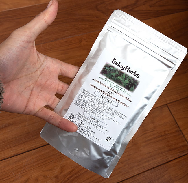 【送料無料・4個セット】アルニパウダー [ARNI POWDER] - 100g 4 - サイズ比較のために手に持ってみました