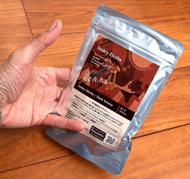 【送料無料・4個セット】Indy Herbs Mix ヘナパウダー プラントベースカラー - ダークブラウン 100g  4 - サイズ比較のために手に持ってみました