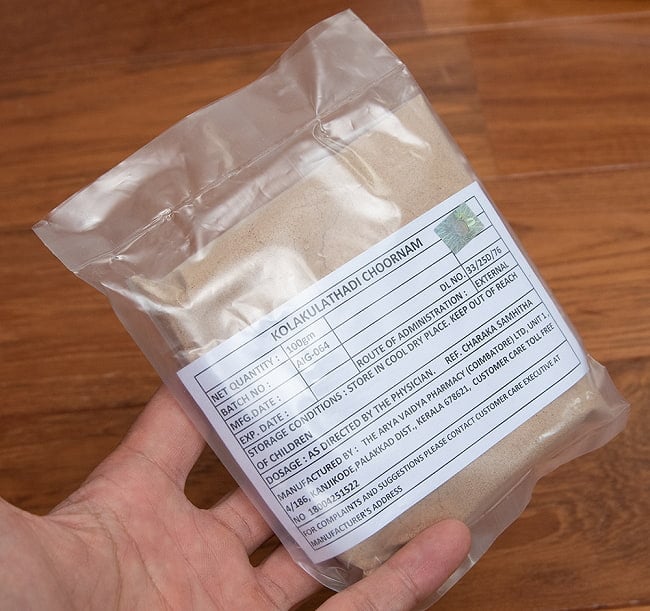【6個セット】ＡＶＰ　コラクラタディ　チュールナ[Kolakulathadi Choornam 100g] 4 - サイズ比較のために手に持ってみました