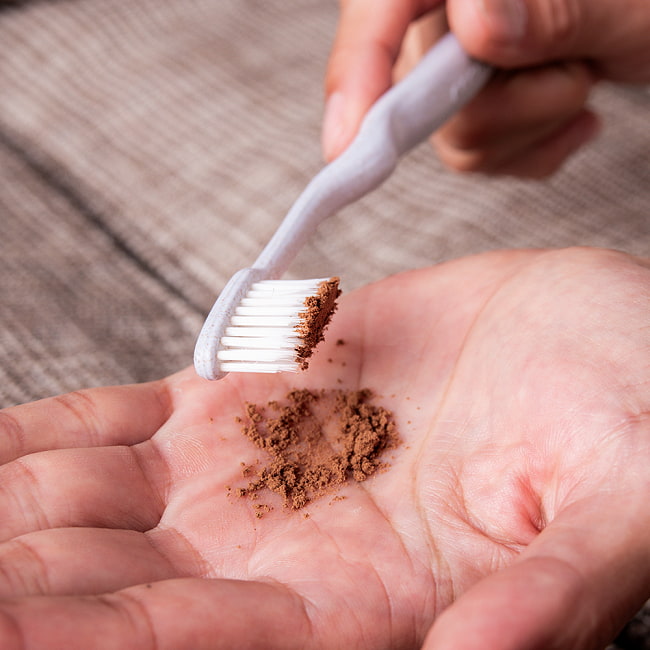 【3個セット】ＡＶＰ　ダシャナカンティ　チュールナ[Dasanakanthi choornam 25g] 10 - このように歯ブラシにつけて使用します