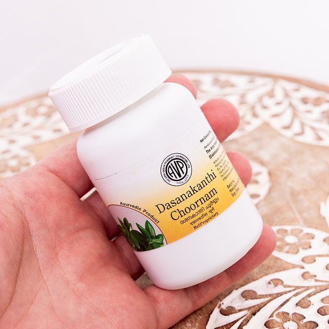 【3個セット】ＡＶＰ　ダシャナカンティ　チュールナ[Dasanakanthi choornam 25g] 7 - サイズ比較のために手に持ってみました