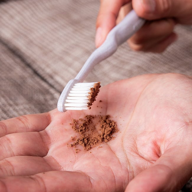 【10個セット】ＡＶＰ　ダシャナカンティ　チュールナ[Dasanakanthi choornam 25g] 10 - このように歯ブラシにつけて使用します