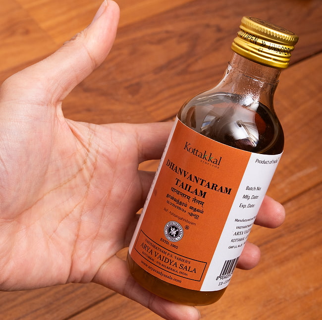 【送料無料・6個セット】ＫＯＴＴＡＫＡＬ　ダンワンタラム　タイラム[Dhanwantaram tailam 200ML] 7 - サイズ比較のために手に持ってみました