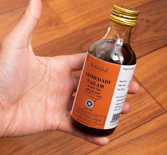 【送料無料・6個セット】ＫＯＴＴＡＫＡＬ　アリメーダディ　タイラム[Arimedadi Tailam 200ML] 7 - サイズ比較のために手に持ってみました