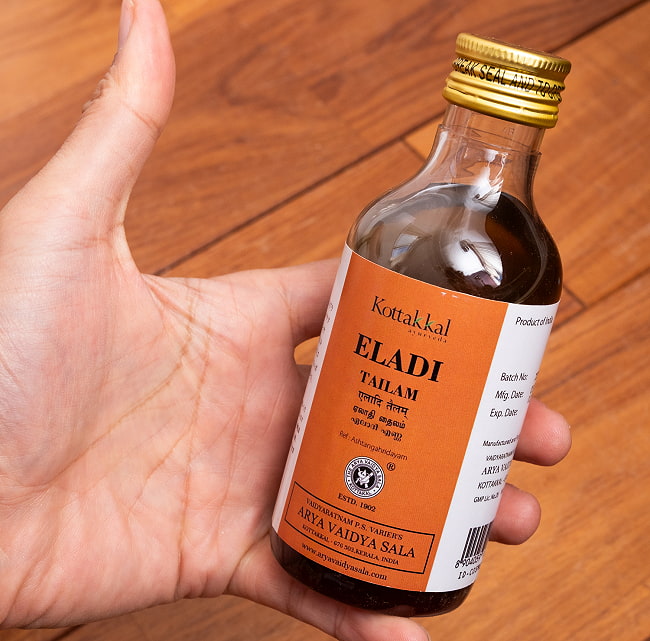 【送料無料・6個セット】ＫＯＴＴＡＫＡＬ　エーラディ　タイラム[Eladi tailam 200ML] 7 - サイズ比較のために手に持ってみました