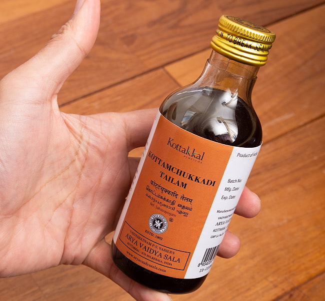 【送料無料・6個セット】ＫＯＴＴＡＫＡＬ　コッタムチュカディ　タイラム[Kottamchukkadi tailam 200ML] 7 - サイズ比較のために手に持ってみました