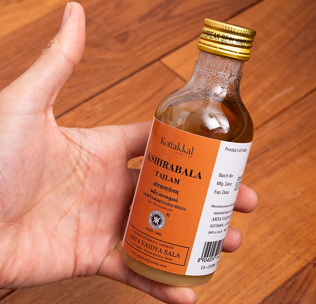 【送料無料・6個セット】ＫＯＴＴＡＫＡＬ　クシーラバラ　タイラム[Kshirabala tailam 200ML] 7 - サイズ比較のために手に持ってみました