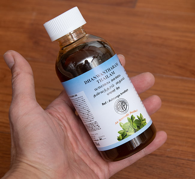 【6個セット】ＡＶＰ　ダンワンタラム　タイラム[Dhanwantharam Thailam 200ml] 5 - サイズ比較のために手に持ってみました