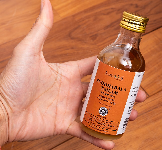 【送料無料・6個セット】ＫＯＴＴＡＫＡＬ　シュッダバラ　タイラム[Suddhabala tailam 200ML] 7 - サイズ比較のために手に持ってみました