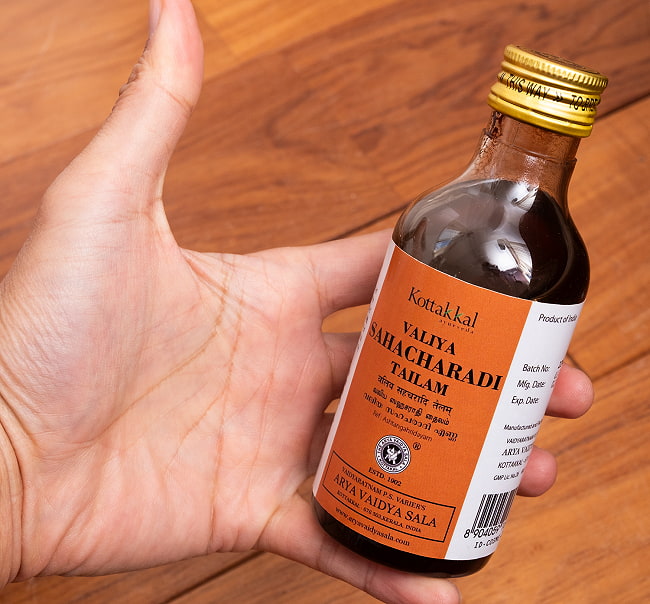 【送料無料・6個セット】ＫＯＴＴＡＫＡＬ　ヴァリヤ　サハチャラディ　タイラム[Valiya Sahacharadi tailam 200ML] 7 - サイズ比較のために手に持ってみました