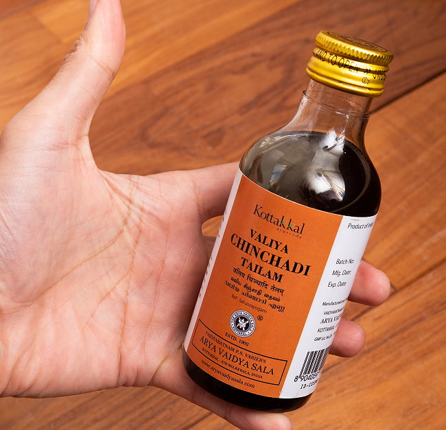 【6個セット】ＫＯＴＴＡＫＡＬ　ヴァリヤ　チンチャディ　タイラム[Valiya Chinchadi Tailam 200ML] 7 - サイズ比較のために手に持ってみました