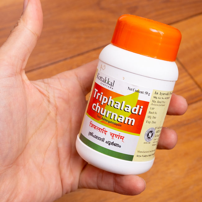 【6個セット】ＫＯＴＴＡＫＫＡＬ　トリパラディ　チュルナム 50g - Thriphaladi Churnam 6 - サイズ比較のために手に持ってみました