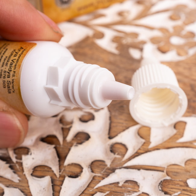 【送料無料・6個セット】ＫＯＴＴＡＫＡＬ　クンクマディ　タイラム　−　フェイシャルオイル[Kunkumadi tailam 10ML] 6 - 中を開けてみました。使いやすい点眼タイプボトルです