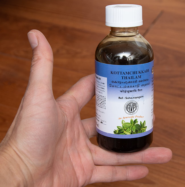 【6個セット】ＡＶＰ　コッタム　チュッカディ　タイラム[Kottamchukkadi Thailam 200ml] 6 - サイズ比較のために手に持ってみました