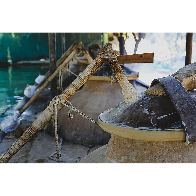 【6個セット】【Superior 】プシュカル　ダマスク　ローズオイル【精油 6ml】 6 - 蒸留は朝から行われ、丸一日かかります。その間ずっと、蒸留器の下では火が燃え続けています。つきっきりで温度管理をし、そのことによって純度が高く高品質なローズオイルが作られるのです。 