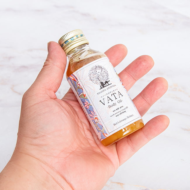 【6個セット】ティラキタ　ヴァータ　ボディ　オイル[VATA Body Oil - Bala Thailam] 100ml 7 - サイズ比較のために手に持ってみました