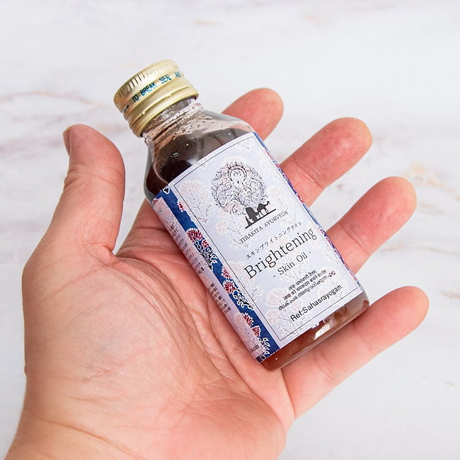 【6個セット】ティラキタ　スキン　ブライトニング　オイル[Skin Bringting Oil - Eladi thailam] 100ml 5 - サイズ比較のために手に持ってみました
