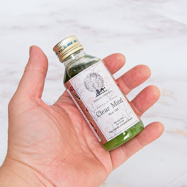 【6個セット】ティラキタ　クリア　マインド　ヘア　オイル[Clear Mind Hair Oil - Brahmi Tailam] 100ml 7 - サイズ比較のために手に持ってみました
