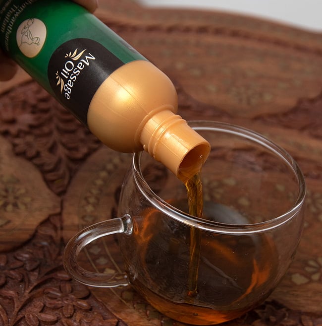 【6個セット】ダンワンタラム タイラム[Dhanwantharam Thailam 100ml] 6 - 中のオイルを出してみたところです。