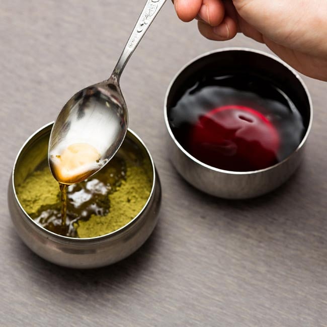 【送料無料・6個セット】メヘンディ - ヘナパウダー 4 - コーヒーの汁でこれからヘナペーストを作る所です