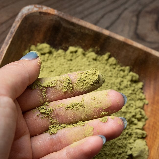 【業務用・再販用・50個セット】髪の毛用　ティラキタ　ヘナ　 パウダー 100g[HAIR Henna Powder] 4 - 粒子が細かく、よもぎのような香りがします。