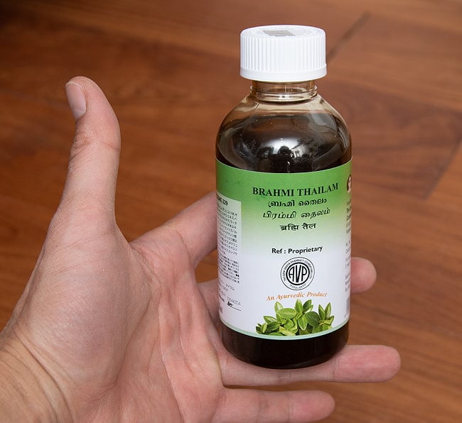 【送料無料・6個セット】AVP　ブランミー　タイラム[Brahmi Thailam 200ml] 5 - サイズ比較のために手に持ってみました