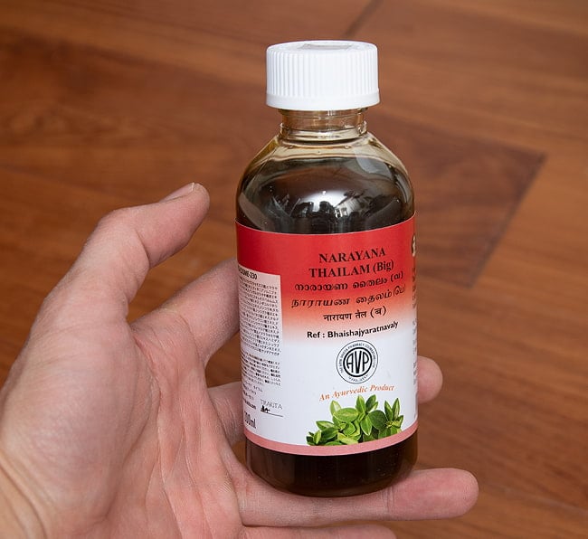 【送料無料・6個セット】AVP　ナーラーヤナ　タイラム[Narayana Thailam 200ml] 5 - サイズ比較のために手に持ってみました