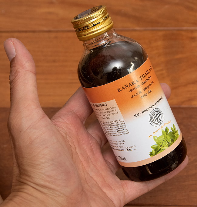 【送料無料・6個セット】AVP　カナカ　タイラム[Kanaka Thailam 200ml] 6 - サイズ比較のために手に持ってみました