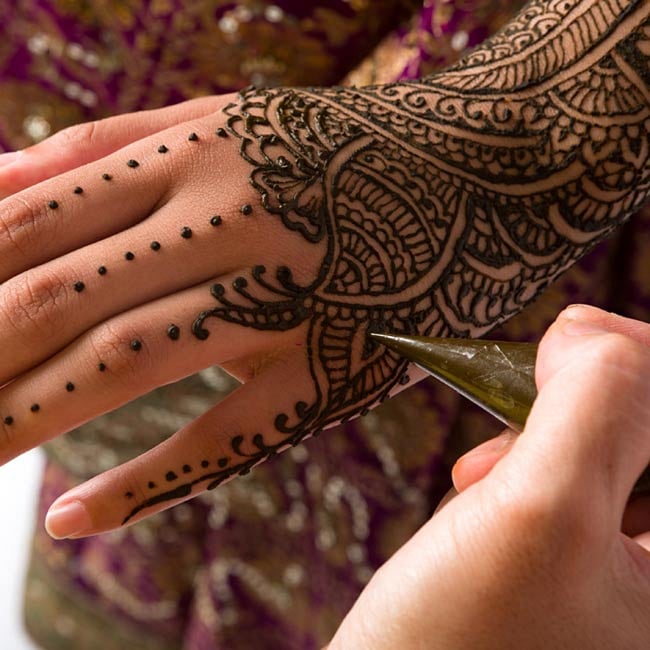 【送料無料・10個セット】メヘンディ - ヘナパウダー 5 - 描き始めました。きめが細かいので綺麗に描けます