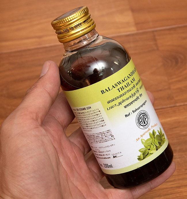【送料無料・6個セット】AVP　バラアシュワガンダディ　タイラム[Balaswagandhadi Thailam 200ml] 5 - サイズ比較のために手に持ってみました