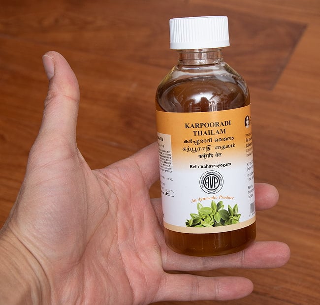 【送料無料・6個セット】AVP　カルプーラディ　タイラム[Karpooradi Thailam 200ml] 5 - サイズ比較のために手に持ってみました
