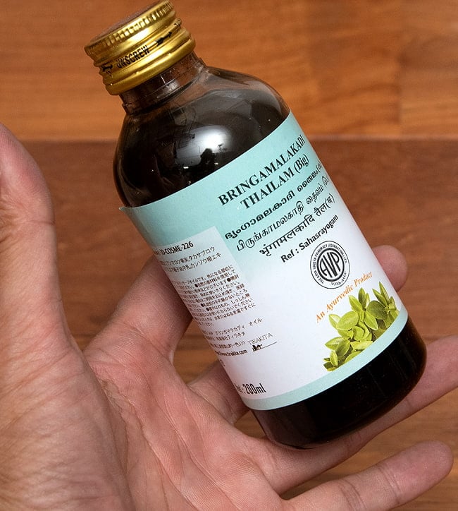 【送料無料・6個セット】AVP　ブリンガマラカディ　オイル[Bringamalakadi Oil 200ml] 5 - サイズ比較のために手に持ってみました