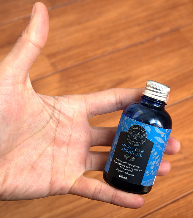 【送料無料・6個セット】サハラ オーガニック アルガンオイル 60ml 4 - サイズ比較のために手に持ってみました
