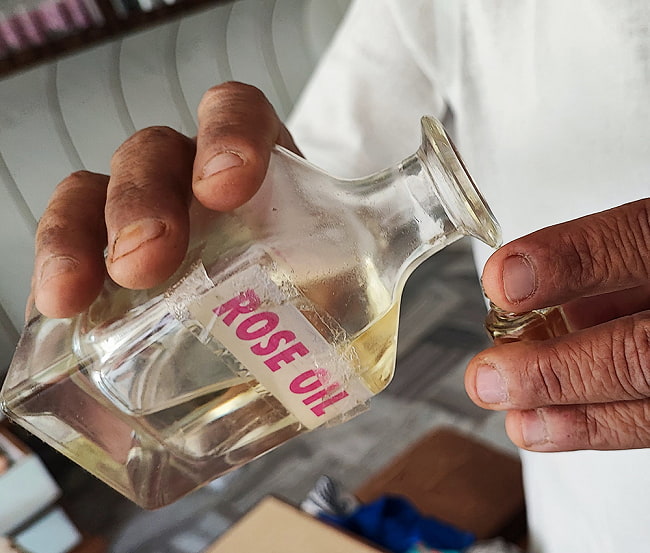 【送料無料・5個セット】プシュカル　ダマスク　ローズオイル【Standard 6ml　香油・香水】 12 - 本店では古式ゆかしく、ボトルから直接小瓶に入れてくれます