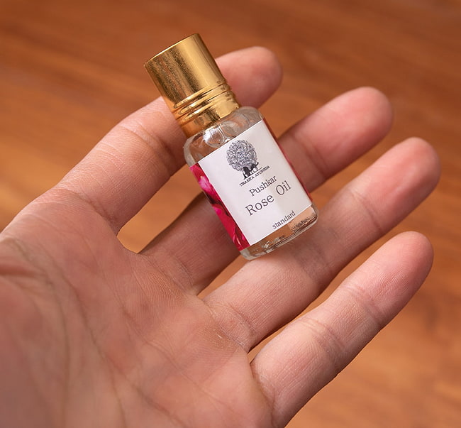 【送料無料・5個セット】プシュカル ダマスク ローズオイル【Standard 6ml 香油・香水】 6 - サイズ比較のために手に持ってみました