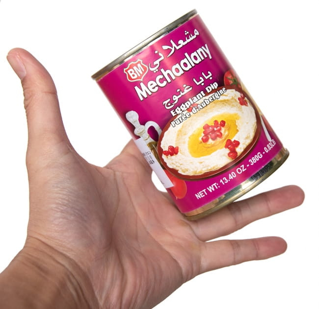 (缶凹み有り)焼きナスと白ゴマのペースト ‐ ババガヌージ - Baba Ghannouge 【B.Mechaalany&Sons】 3 - サイズ比較のために手に持ってみました